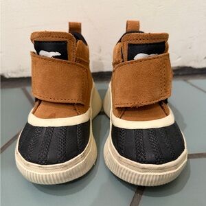 Kids Sorel Tan and Black boots